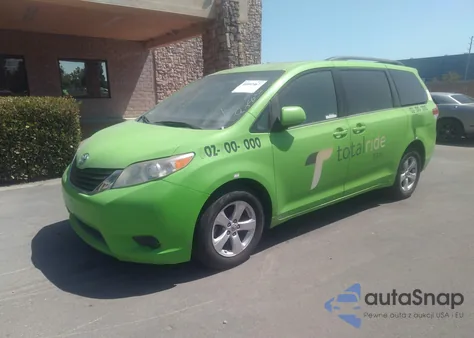 2014 Toyota Sienna Le V6 8 Passenger z USA, uszkodzony, nr VIN 5TDKK3DCXES475099